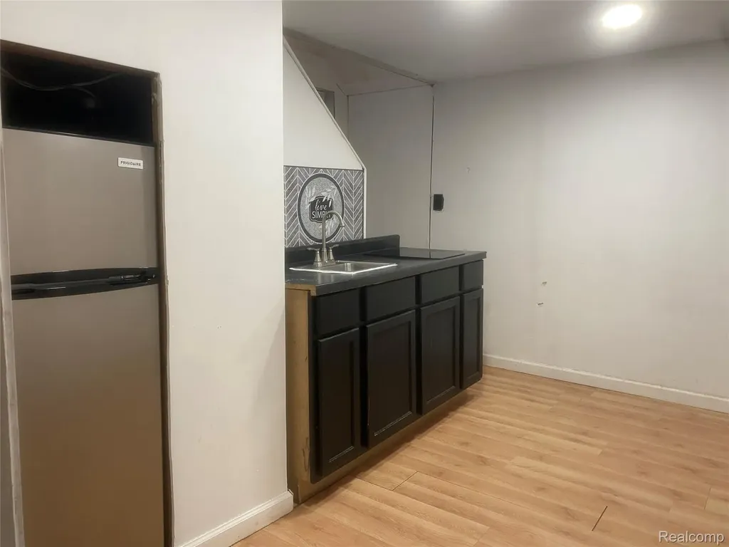 180 W Rutgers Avenue Pontiac City MI 48340