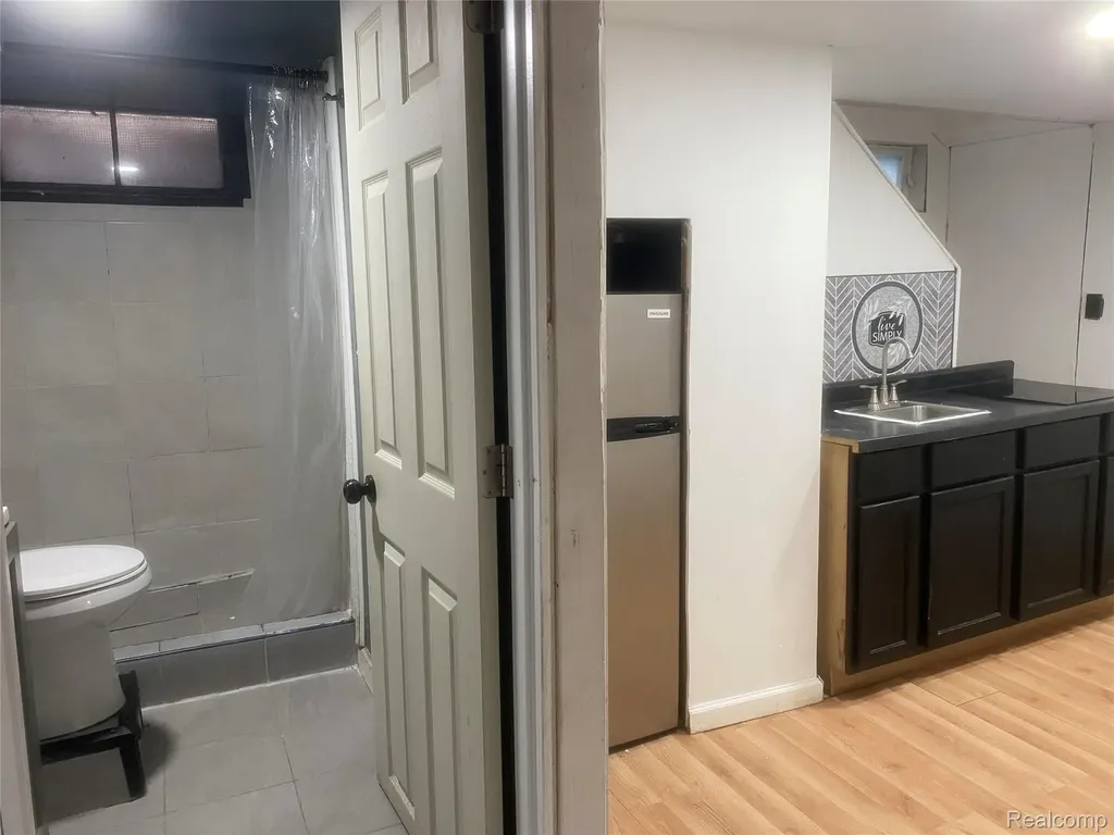180 W Rutgers Avenue Pontiac City MI 48340