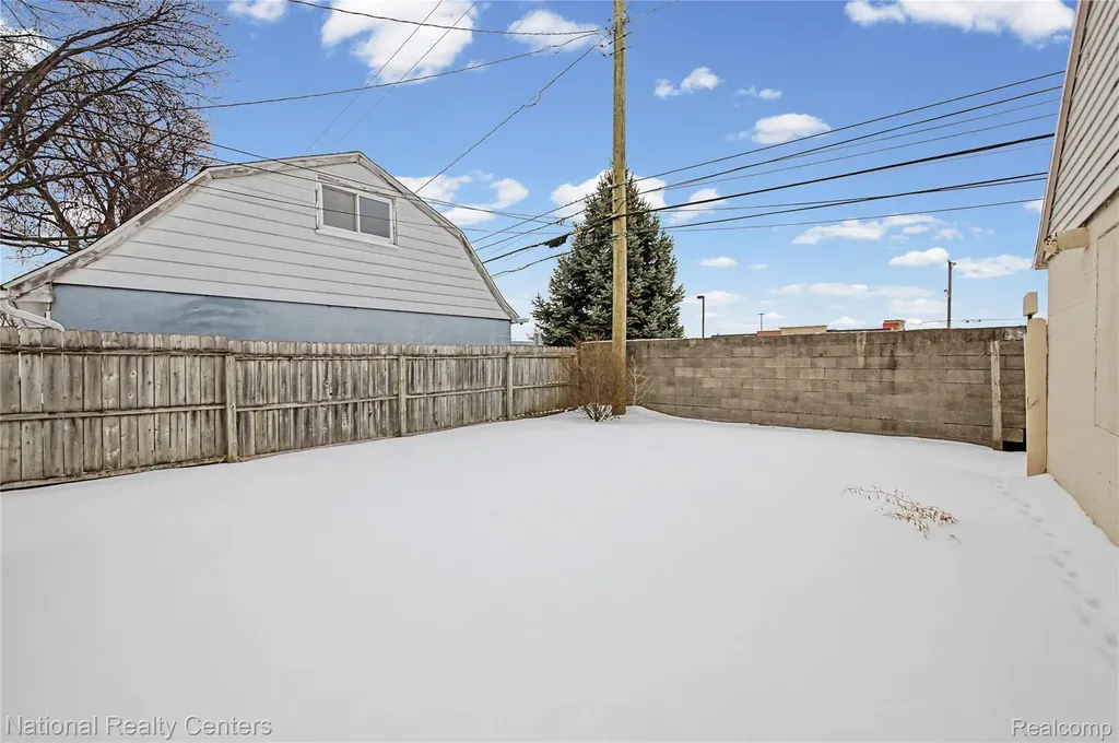 18890 Birmingham Street Roseville City MI 48066