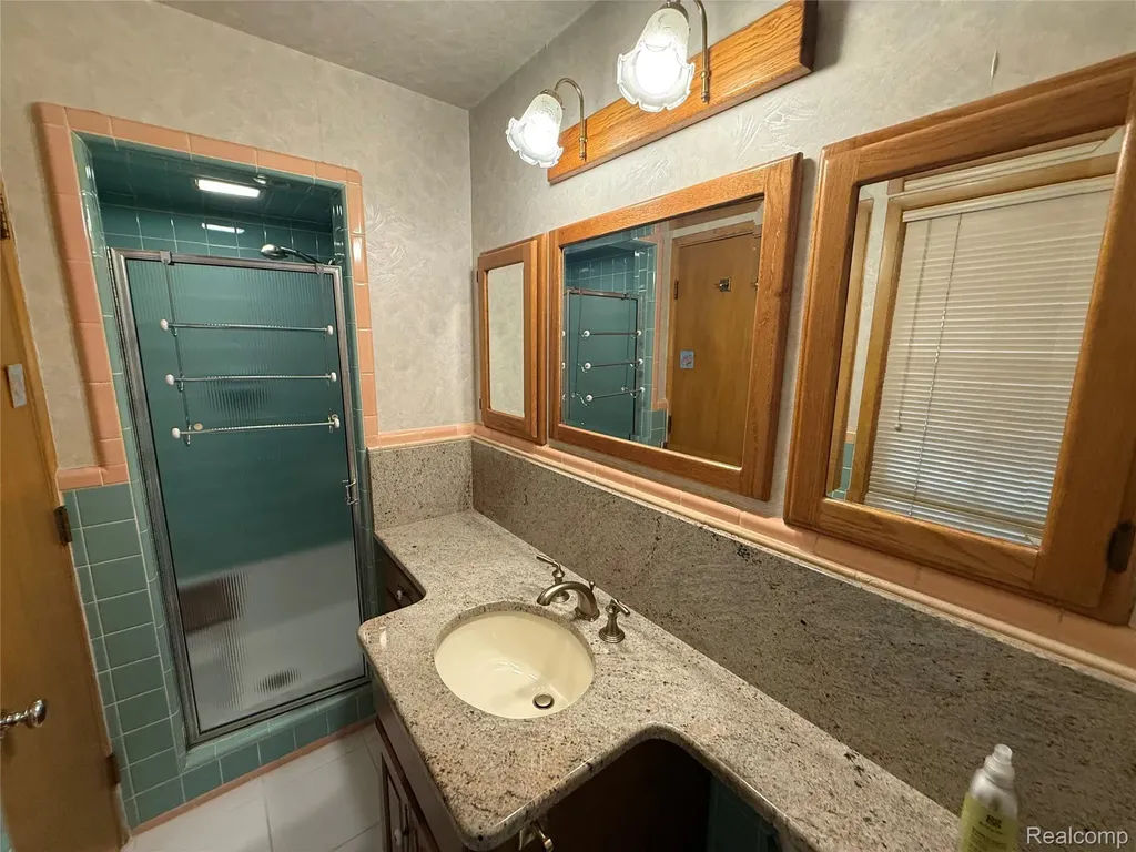 489 Chalfonte Avenue Grosse Pointe Farms City MI 48236
