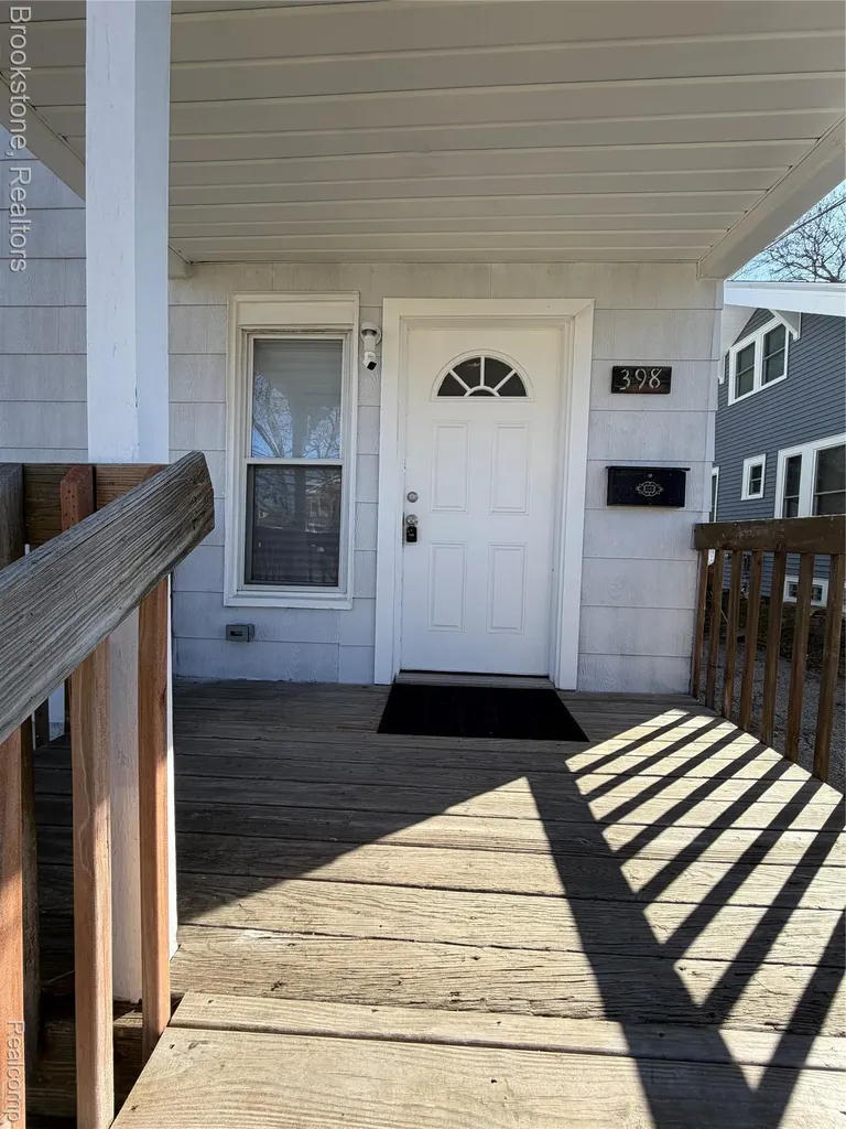398 N Saginaw Street Pontiac City MI 48342
