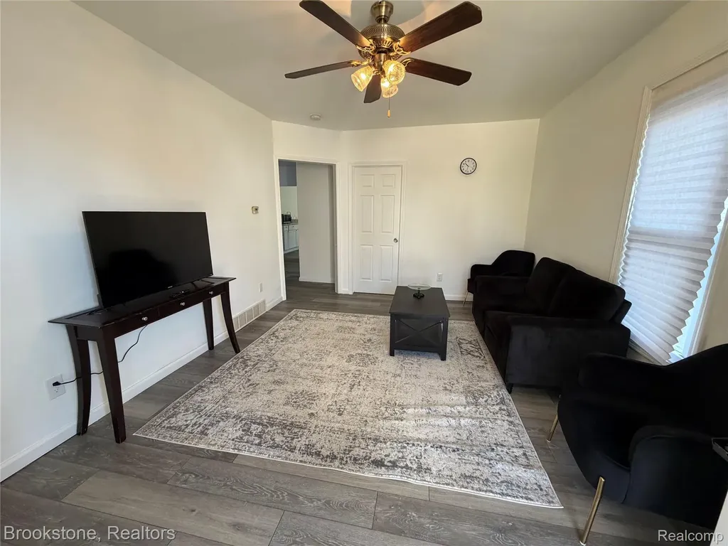 398 N Saginaw Street Pontiac City MI 48342