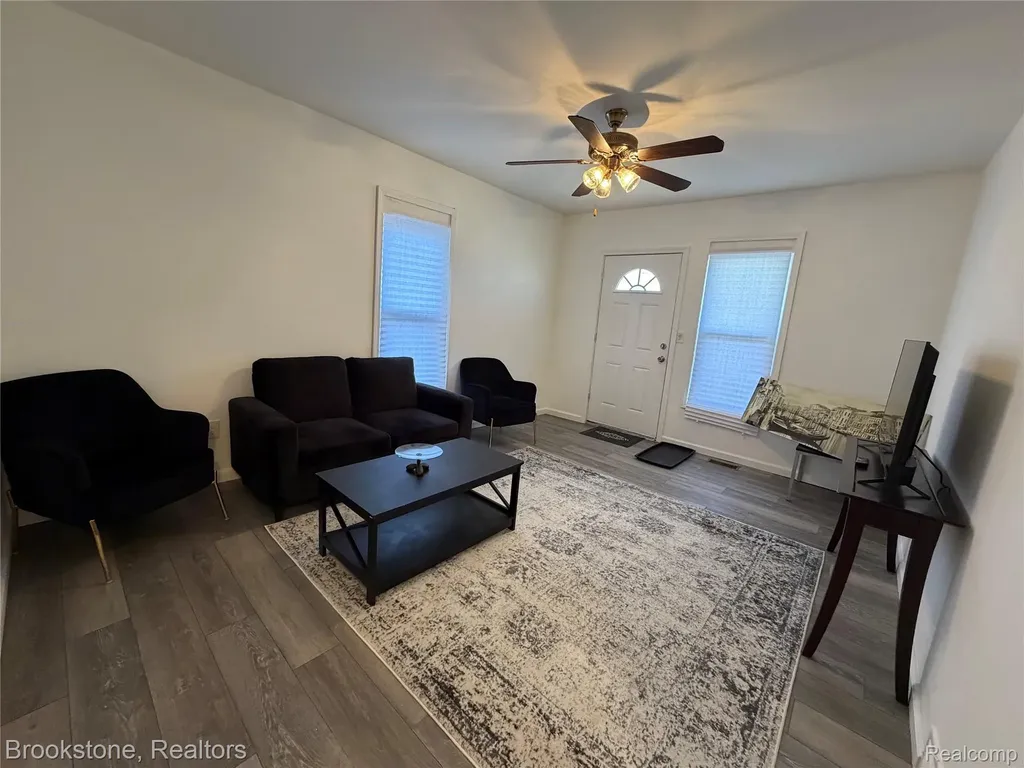 398 N Saginaw Street Pontiac City MI 48342