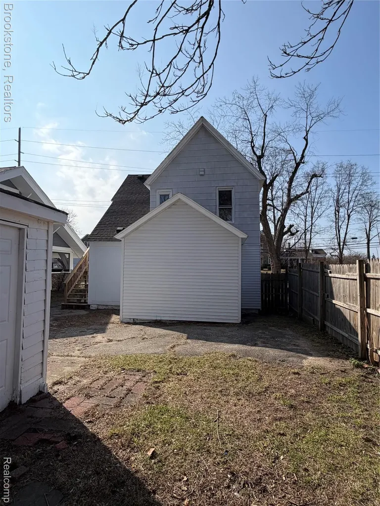 398 N Saginaw Street Pontiac City MI 48342