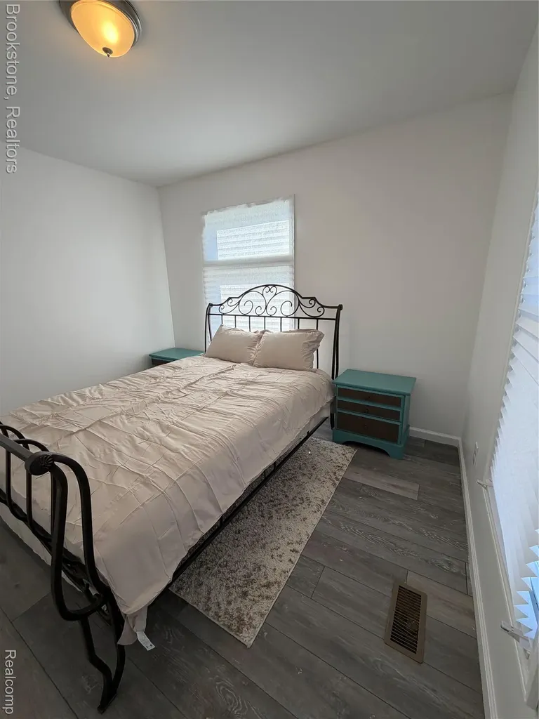 398 N Saginaw Street Pontiac City MI 48342