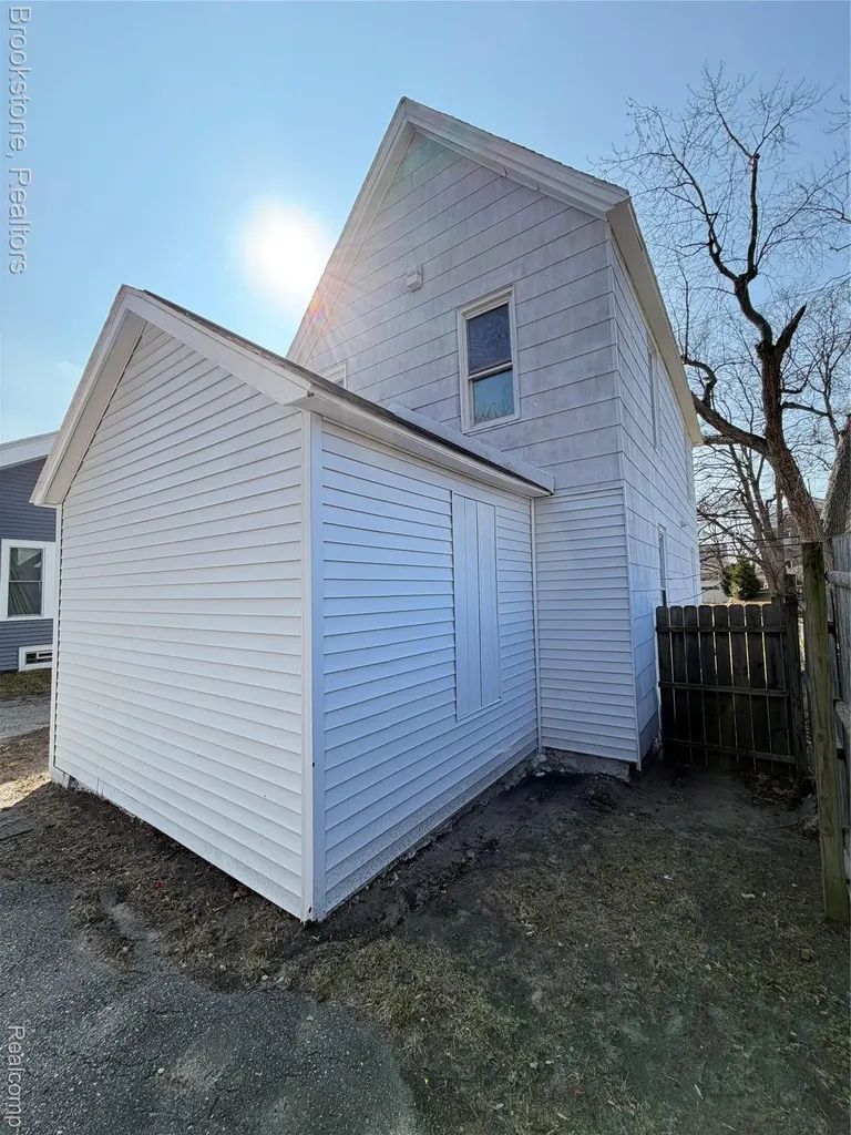 398 N Saginaw Street Pontiac City MI 48342