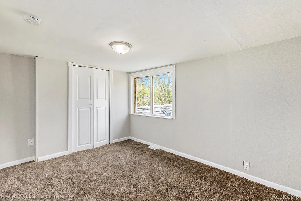 8427 Timken Avenue Warren City MI 48089