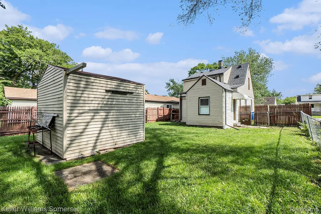8427 Timken Avenue Warren City MI 48089