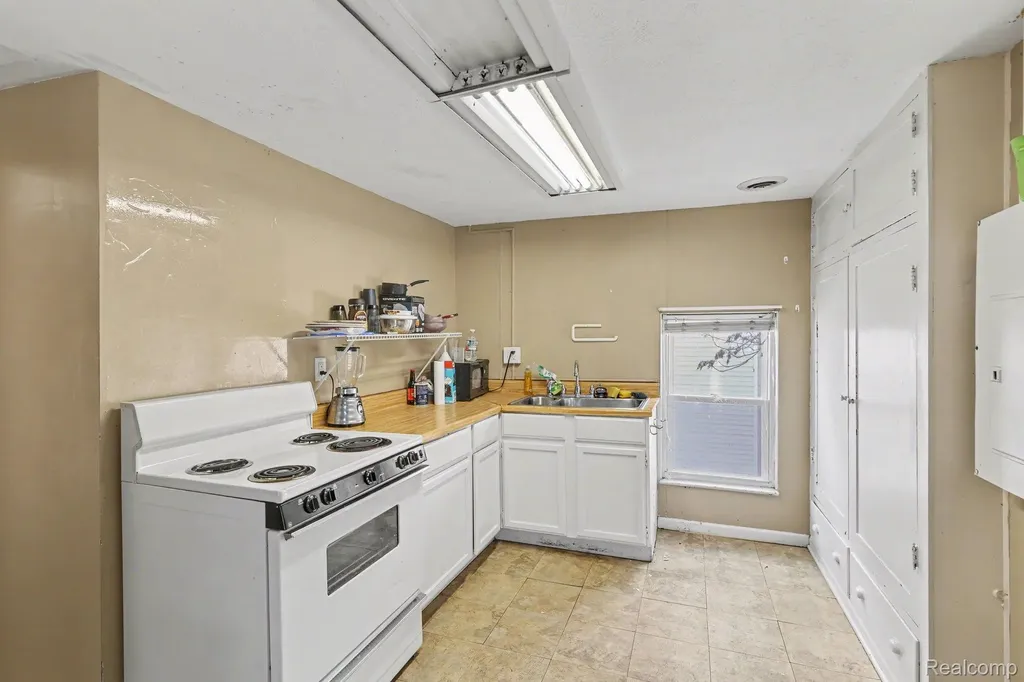 1031 N Washington Avenue Lansing City MI 48906