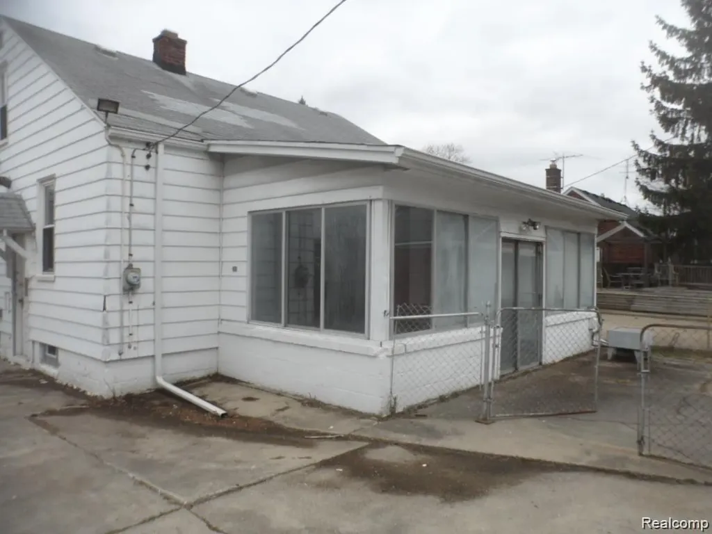 16207 Manchester Avenue Eastpointe City MI 48021