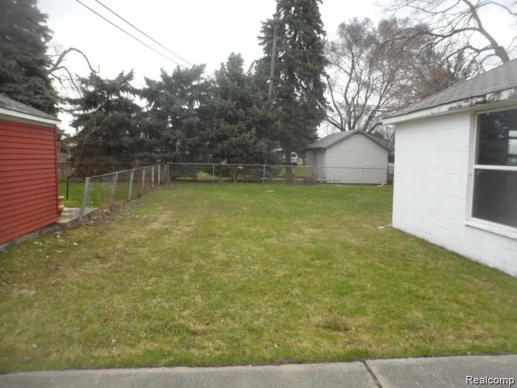 16207 Manchester Avenue Eastpointe City MI 48021