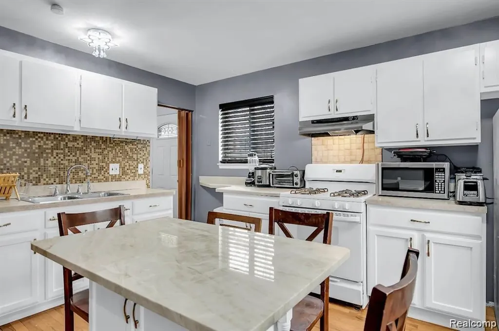 7518 Hazelton Street Dearborn Heights City MI 48127