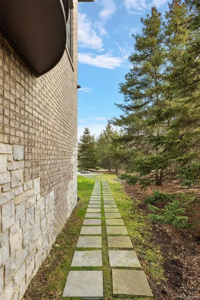 1021 Clear Creek Drive Rochester Hills City MI 48306