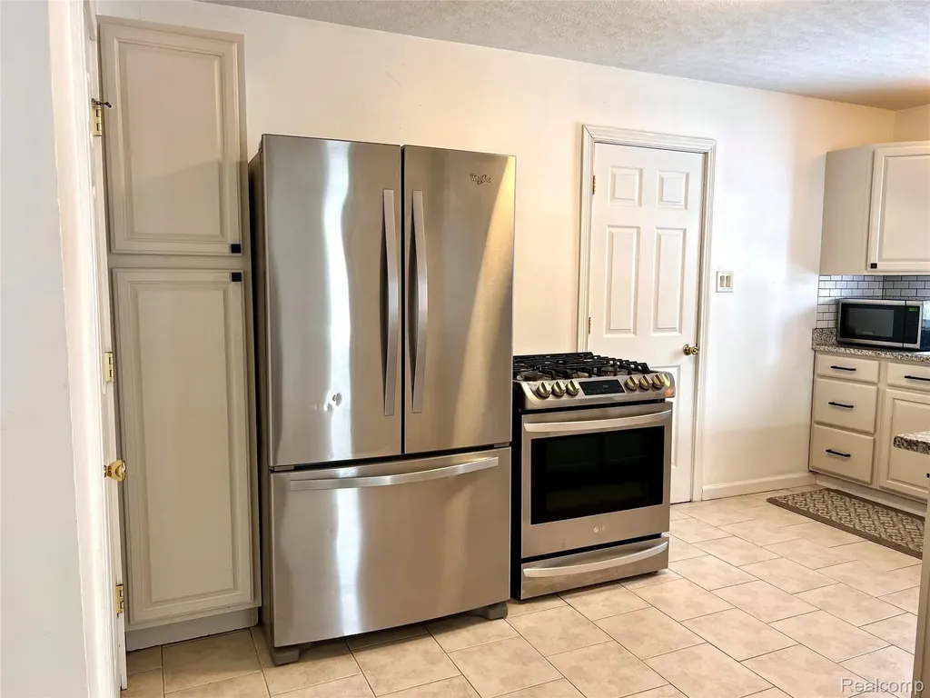 396 South Boulevard W Rochester Hills City MI 48307