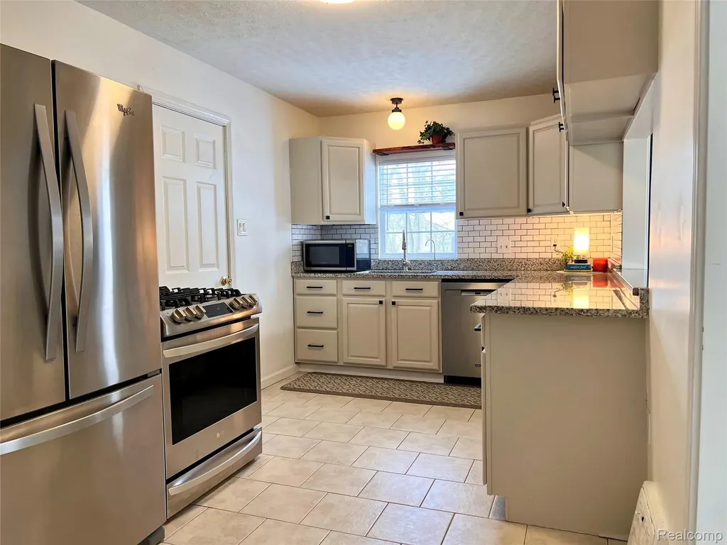 396 South Boulevard W Rochester Hills City MI 48307