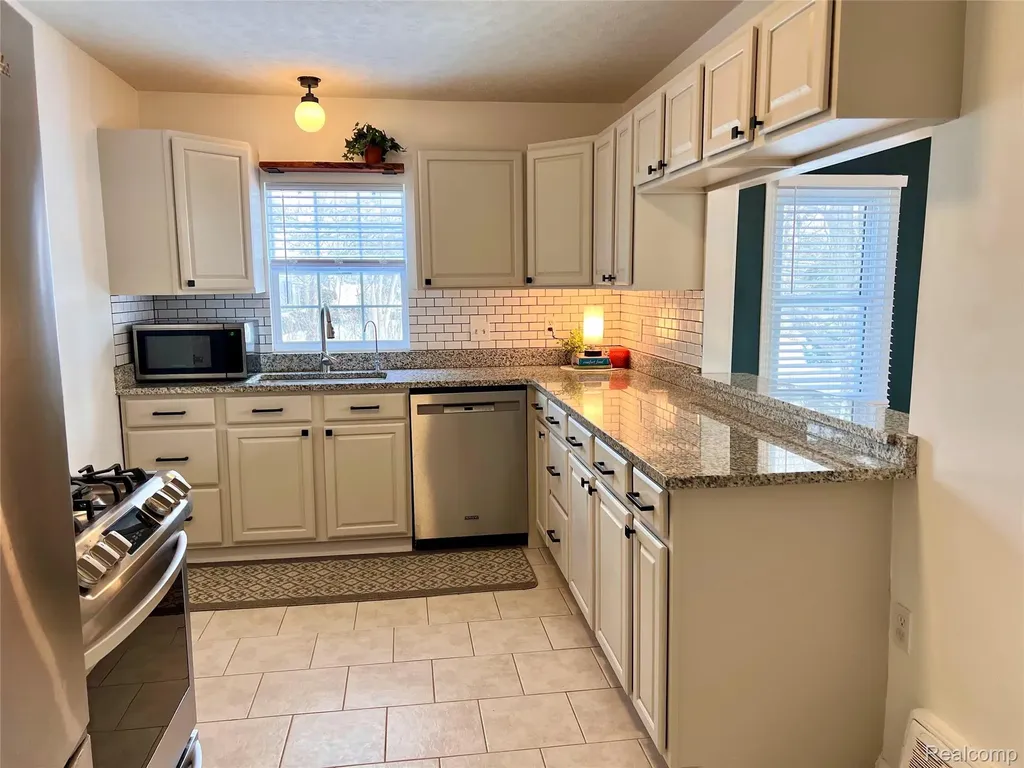 396 South Boulevard W Rochester Hills City MI 48307