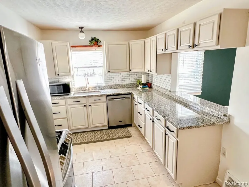396 South Boulevard W Rochester Hills City MI 48307