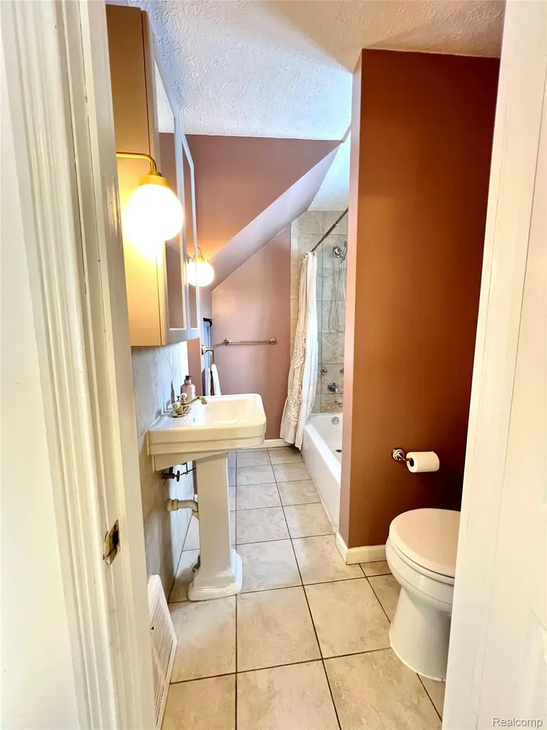396 South Boulevard W Rochester Hills City MI 48307