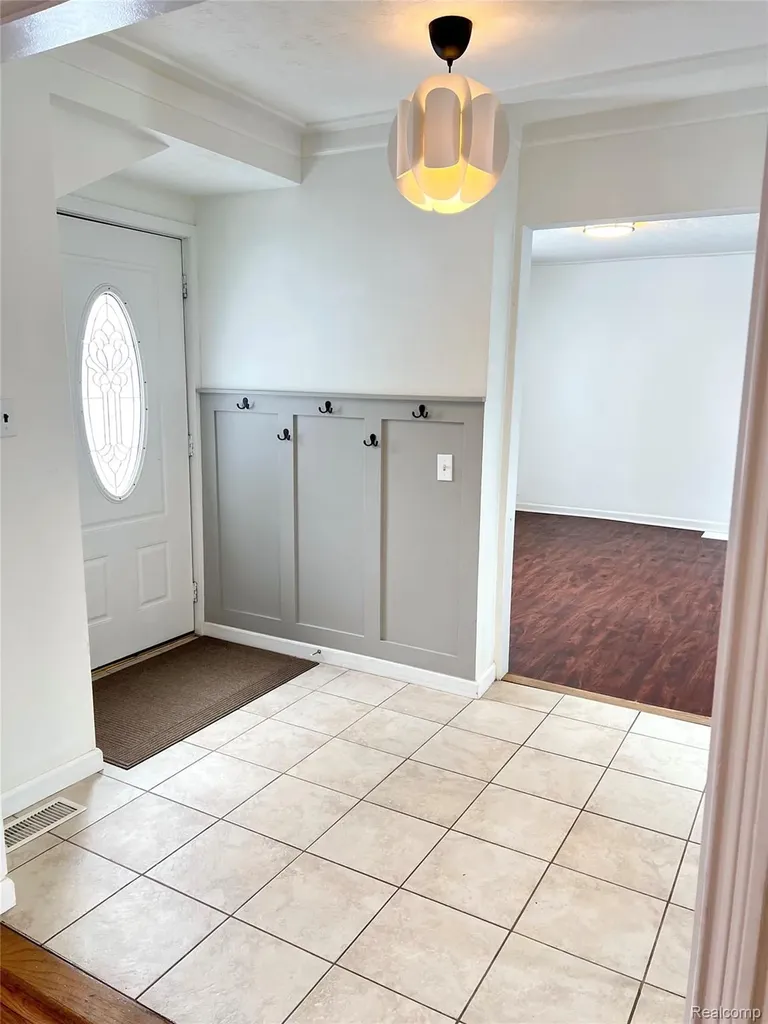 396 South Boulevard W Rochester Hills City MI 48307