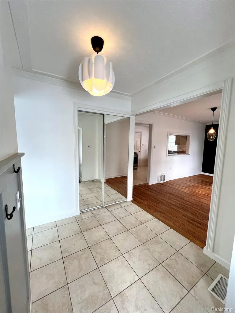 396 South Boulevard W Rochester Hills City MI 48307