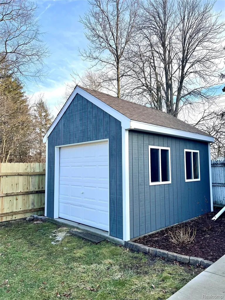 396 South Boulevard W Rochester Hills City MI 48307