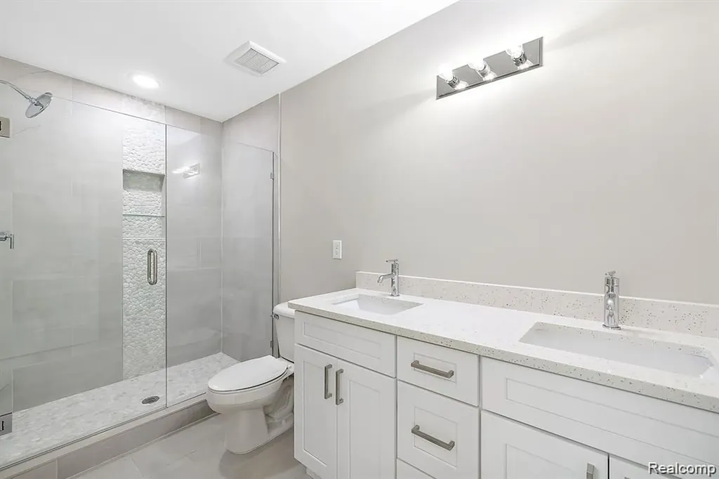 1237 Timberlane Drive Troy City MI 48098