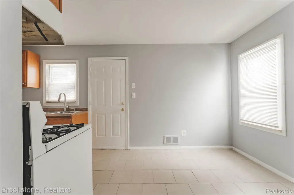 694 Emerson Avenue Pontiac City MI 48340
