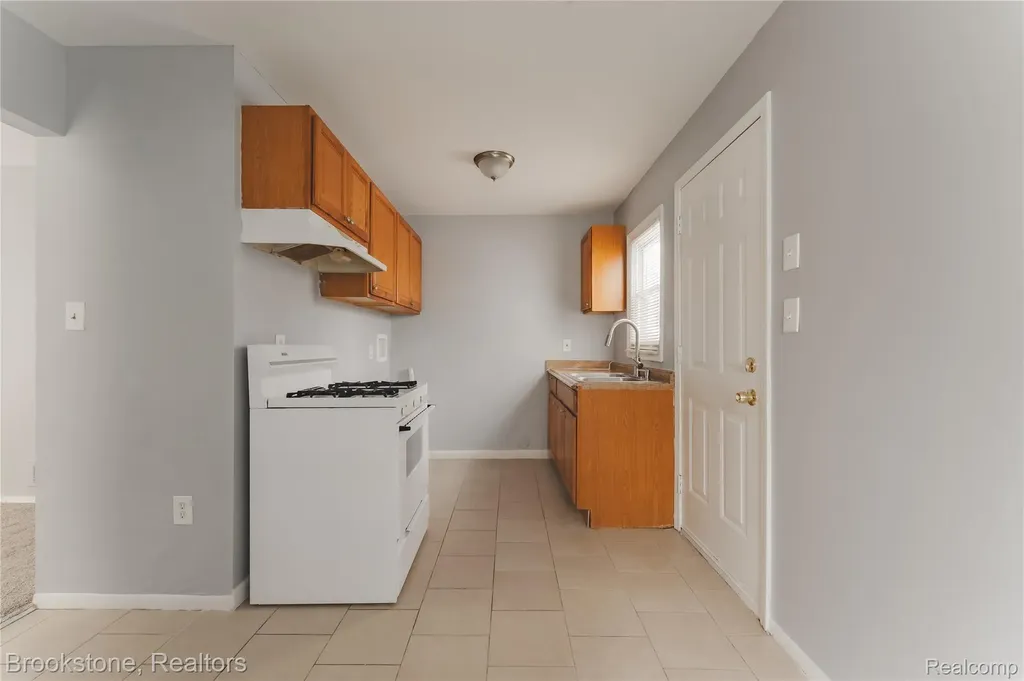 694 Emerson Avenue Pontiac City MI 48340