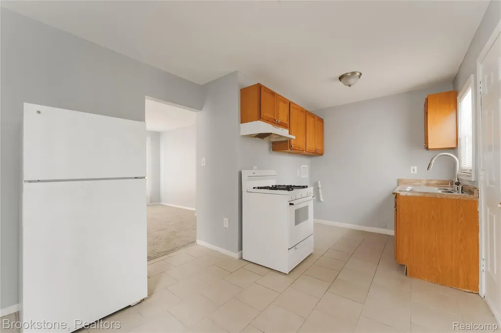 694 Emerson Avenue Pontiac City MI 48340