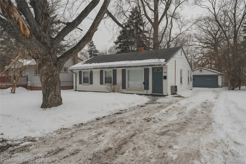 694 Emerson Avenue Pontiac City MI 48340