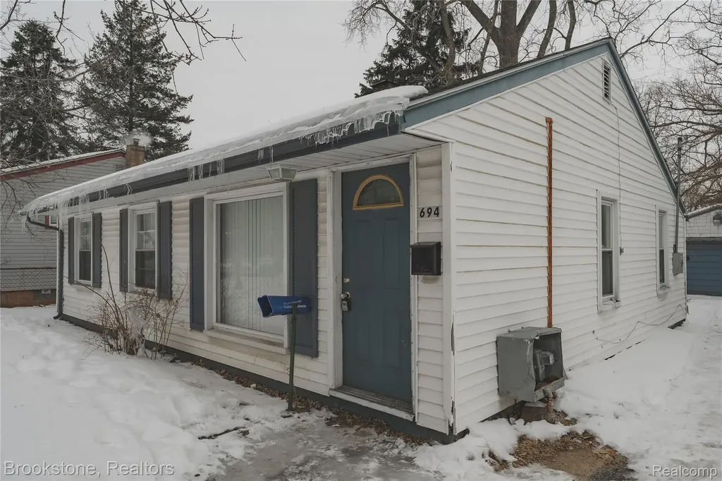 694 Emerson Avenue Pontiac City MI 48340
