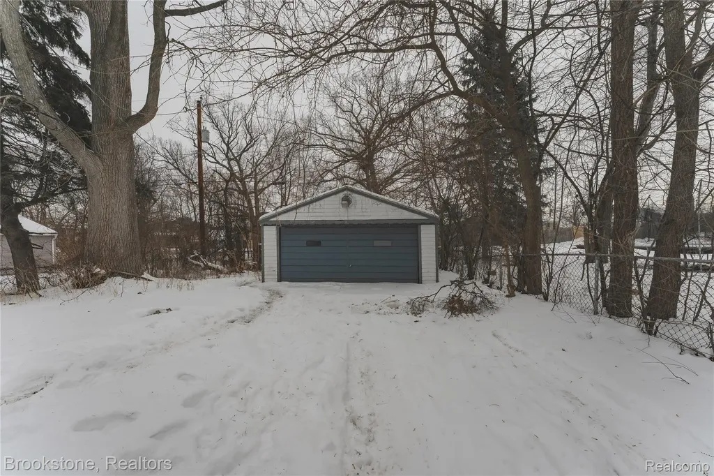 694 Emerson Avenue Pontiac City MI 48340