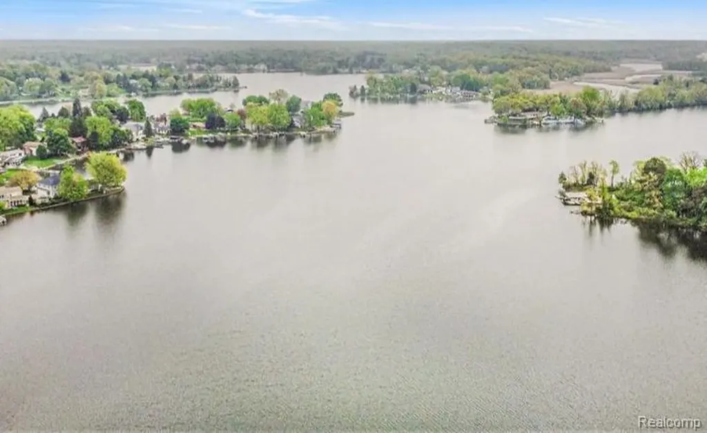 8461 Woodland Shore Drive Brighton Township MI 48114