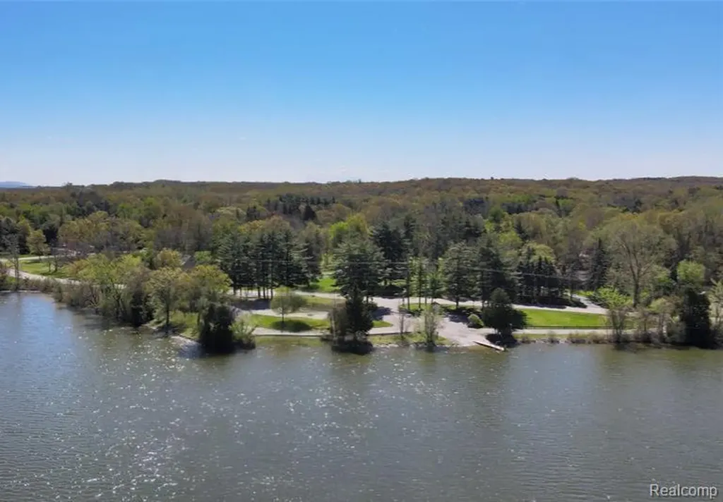 8461 Woodland Shore Drive Brighton Township MI 48114