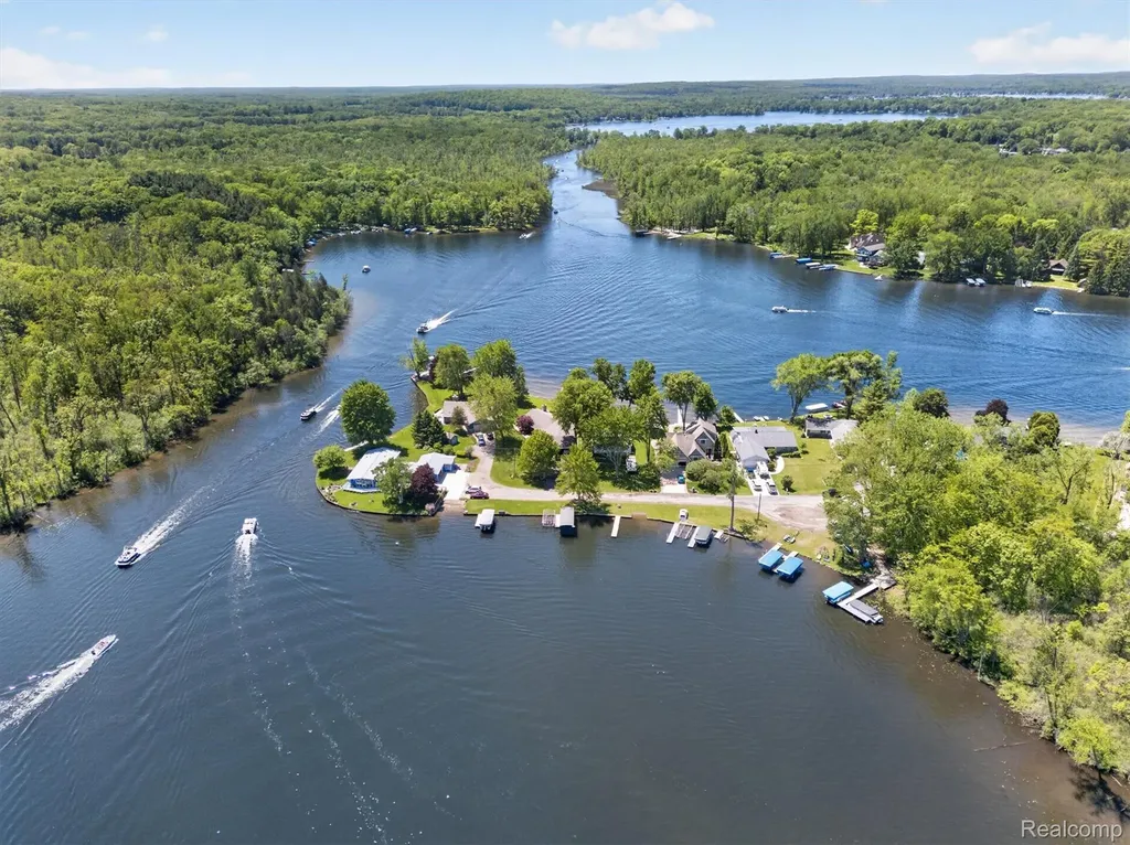 3483 Windwheel Point Drive Hamburg Township MI 48169
