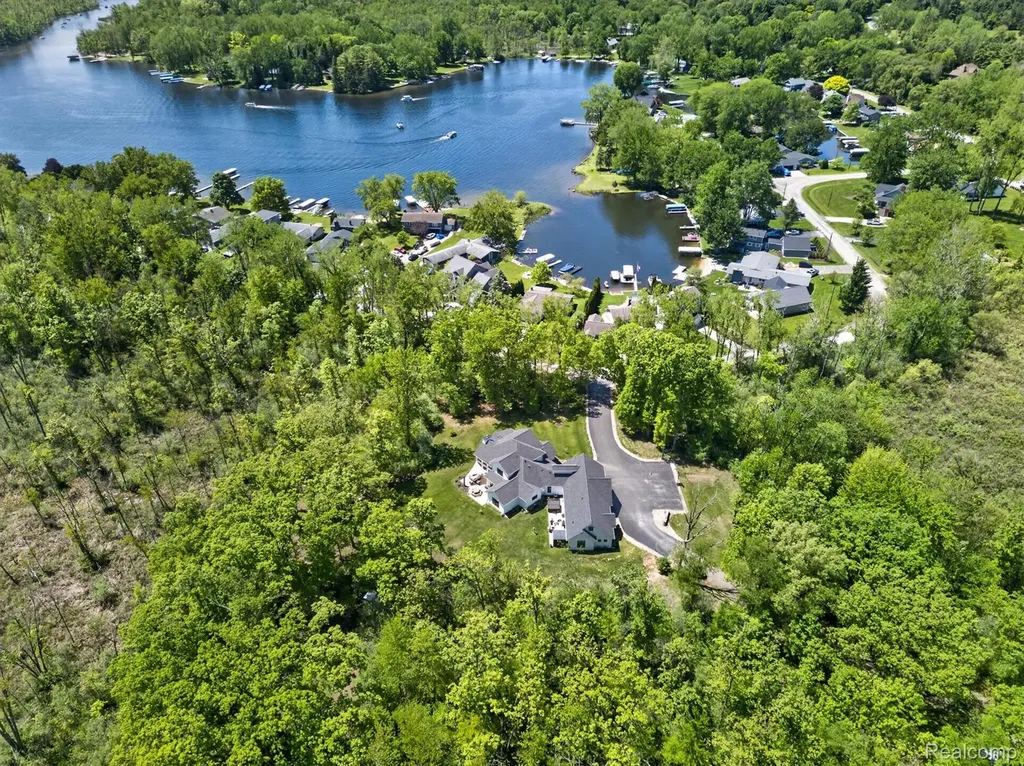 3483 Windwheel Point Drive Hamburg Township MI 48169