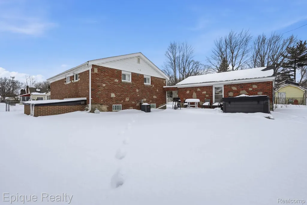 22200 Le Fever Avenue Warren City MI 48091
