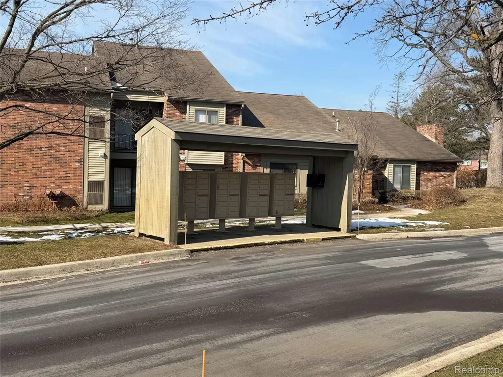 22140 Indian Creek Drive Farmington Hills City MI 48335
