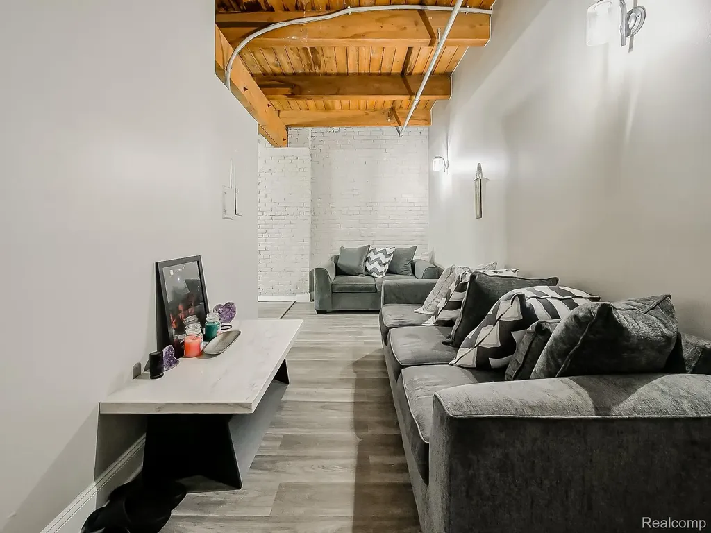 6533 East Jefferson Detroit City MI 48207