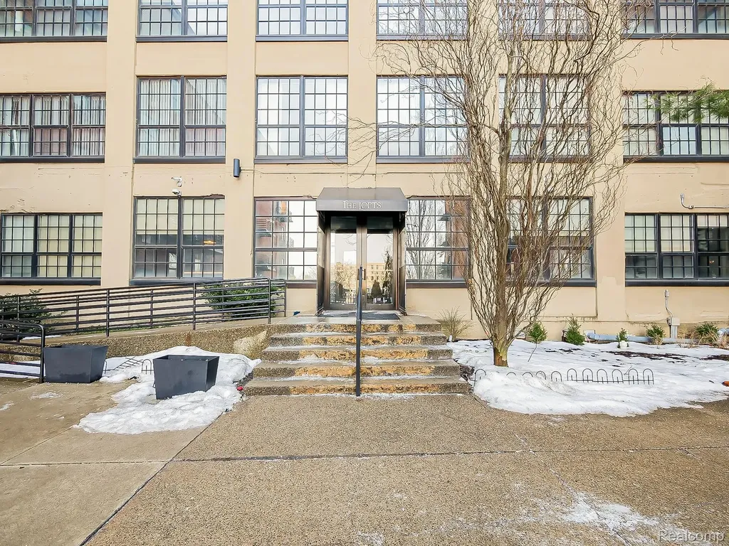 6533 East Jefferson Detroit City MI 48207