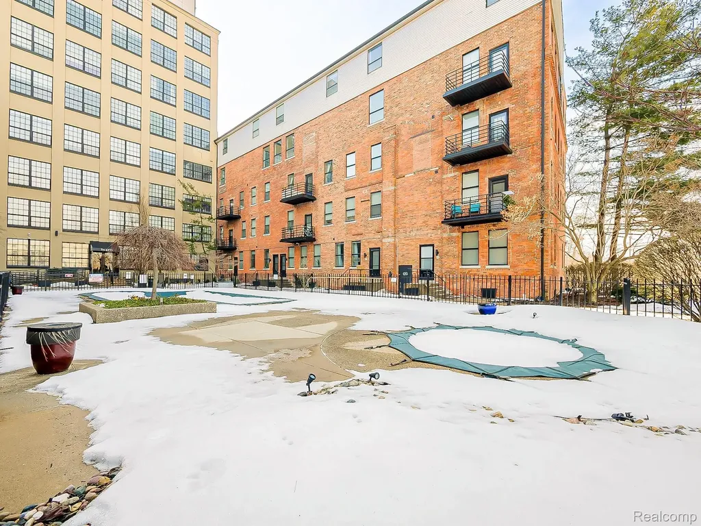 6533 East Jefferson Detroit City MI 48207