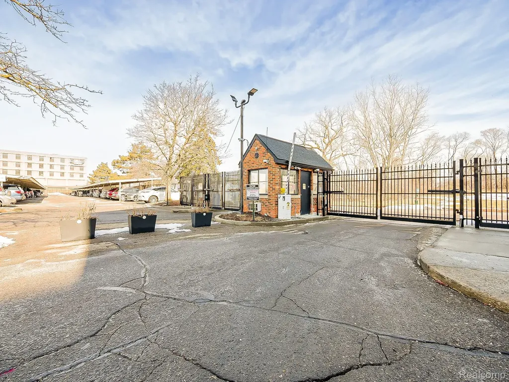 6533 East Jefferson Detroit City MI 48207