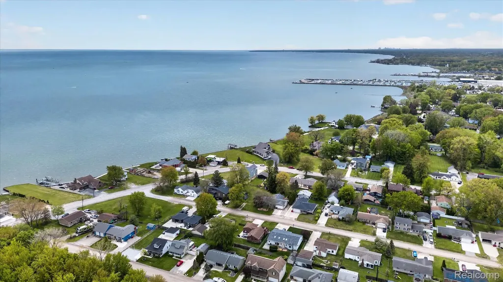 37235 Jefferson Avenue Harrison Charter Township MI 48045