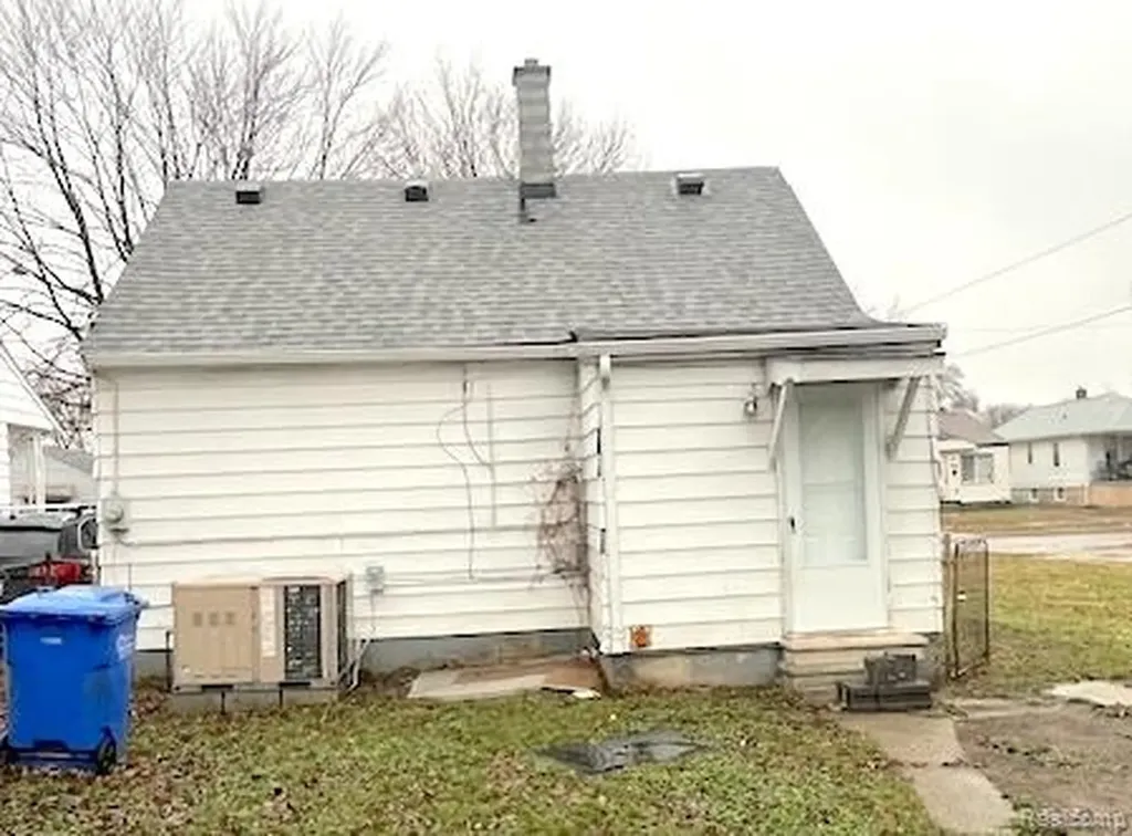 7228 Orchard Avenue Warren City MI 48091