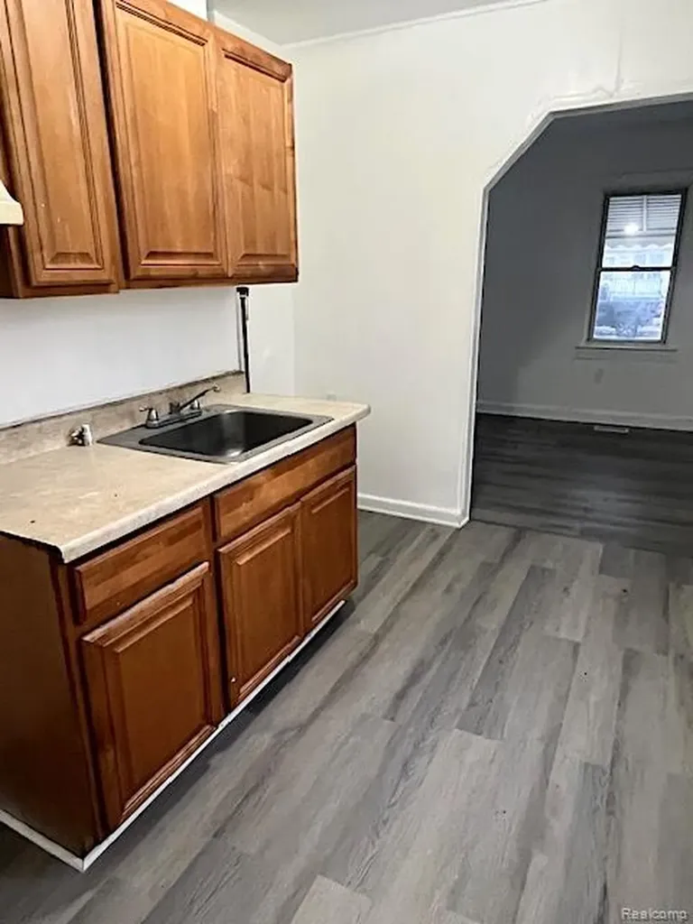 7228 Orchard Avenue Warren City MI 48091