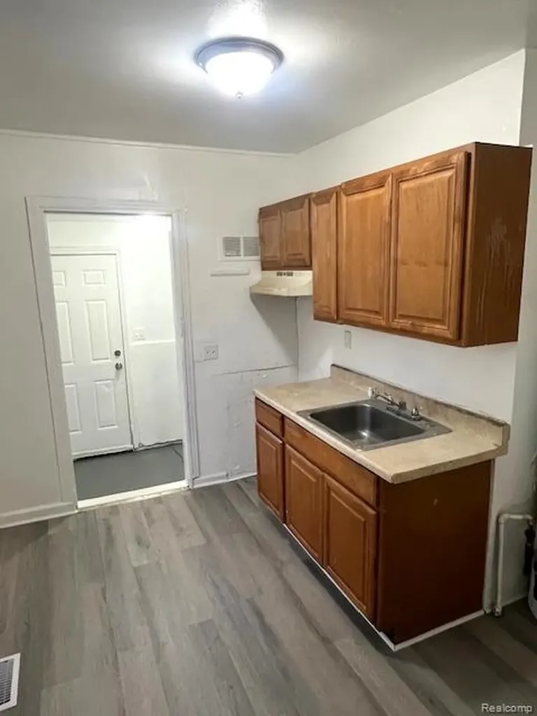 7228 Orchard Avenue Warren City MI 48091