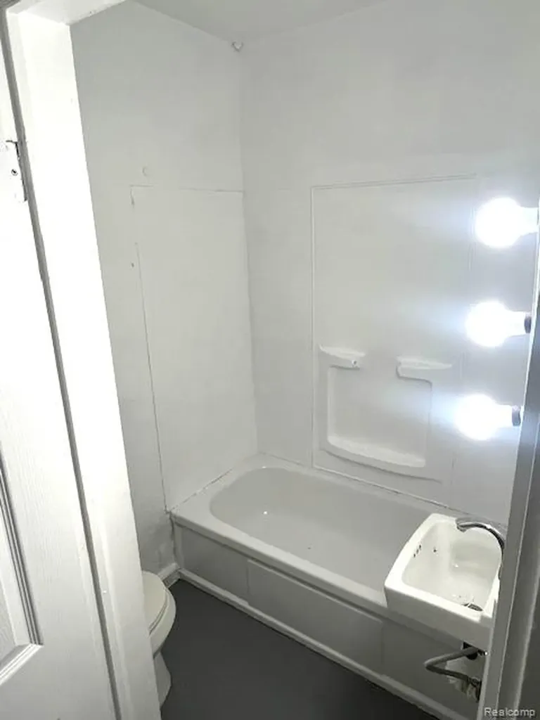 7228 Orchard Avenue Warren City MI 48091