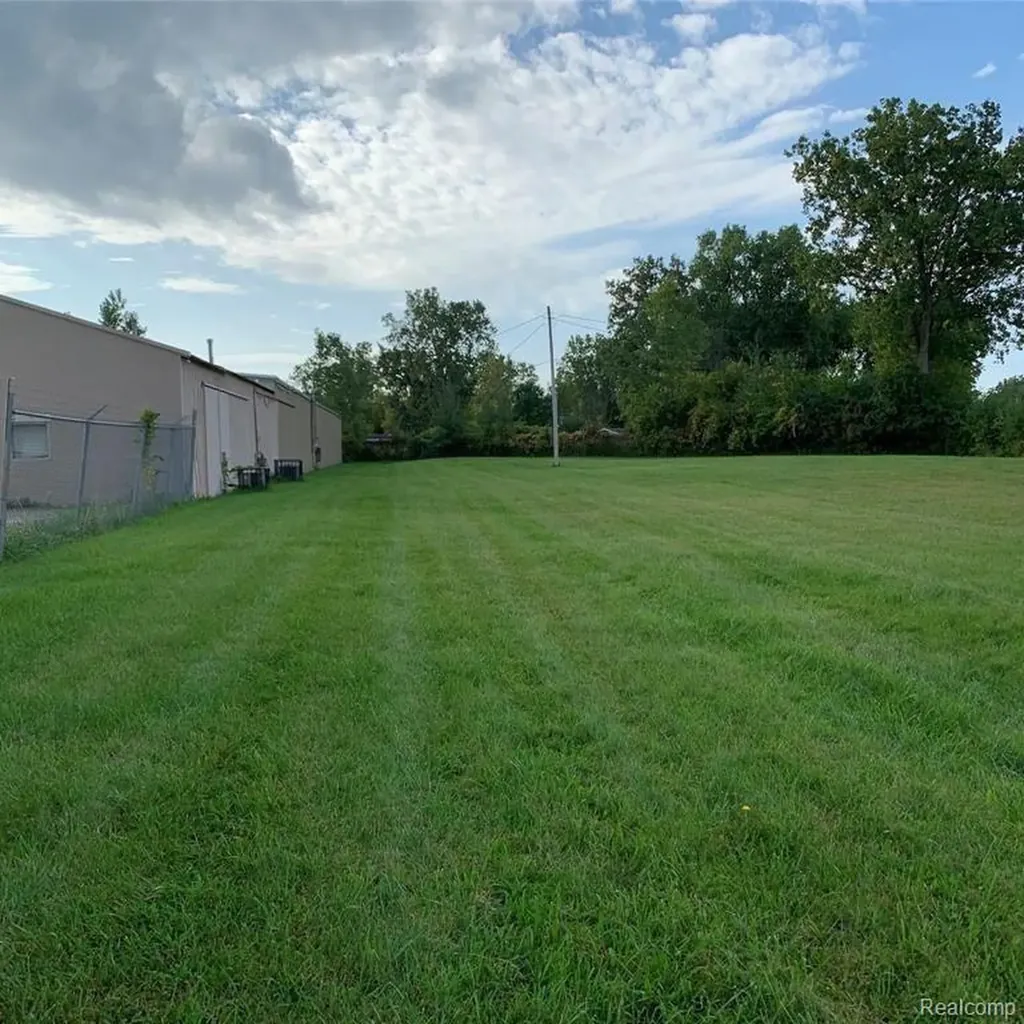 2632 Lippincott Boulevard Flint City MI 48507