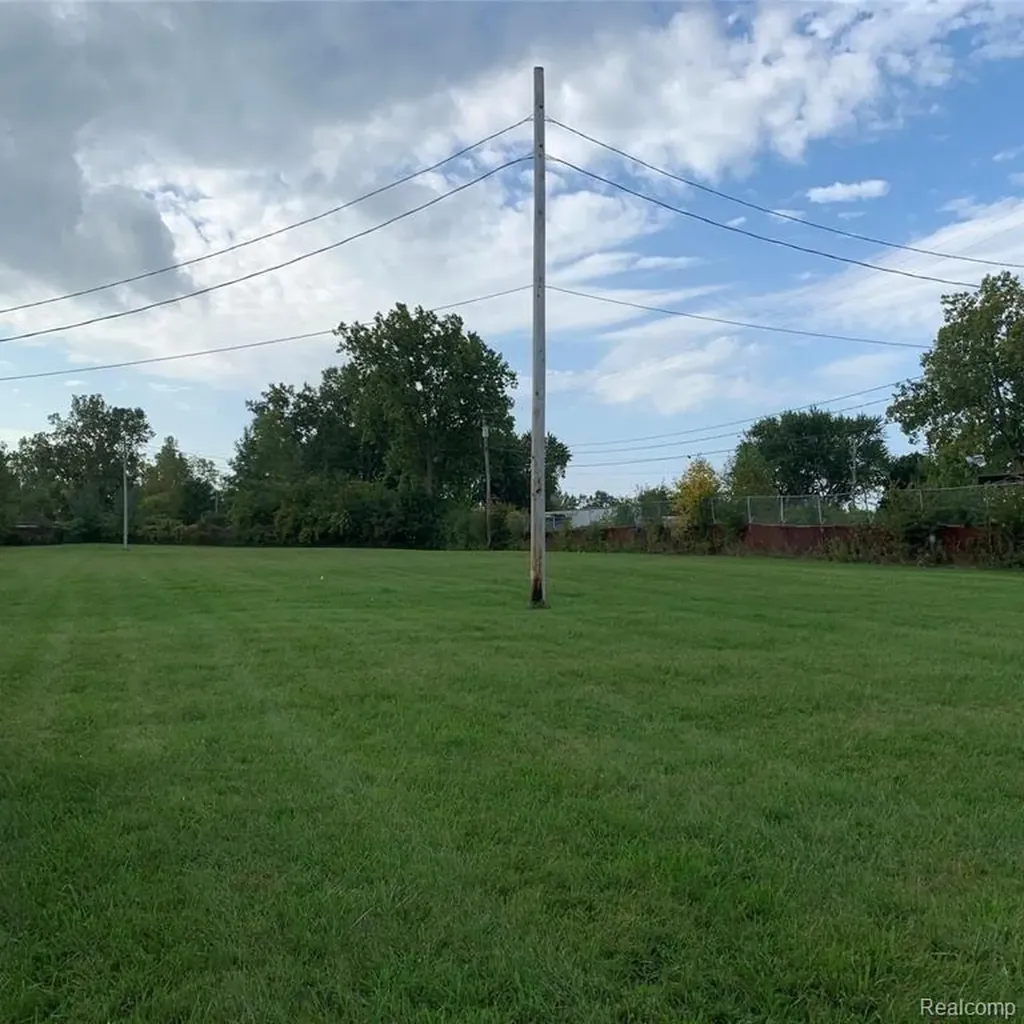 2632 Lippincott Boulevard Flint City MI 48507