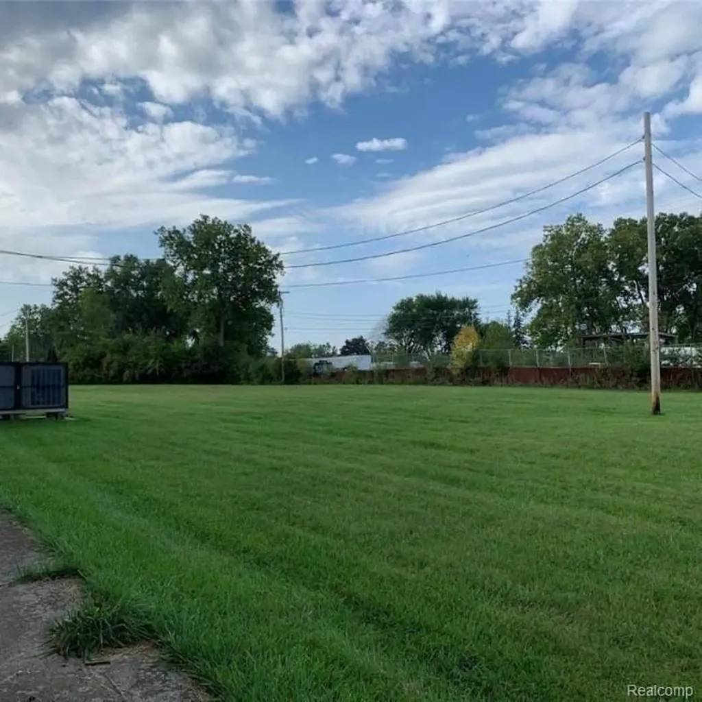 2632 Lippincott Boulevard Flint City MI 48507